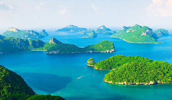 Flat water between the islands of the Ang Thong marine park Flat water between the islands of the Ang Thong marine park
